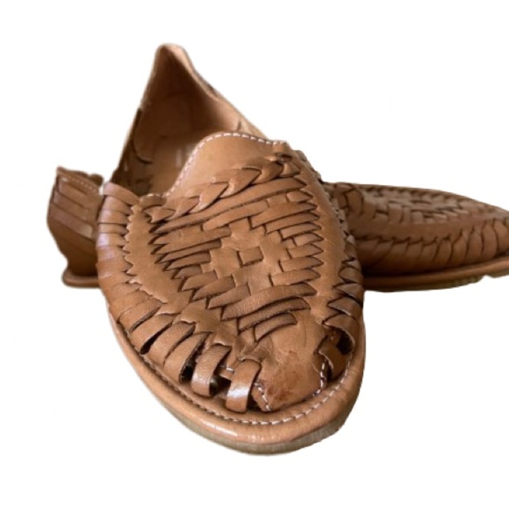 Fernanda Roy’s Leather shoes - Picture 2 of 6